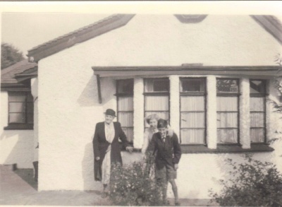 Zoom in ted-mum-and-gran-at-a-holiday-chalet.jpg