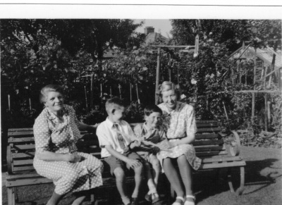 Zoom in gran-derek-ted-mum.jpg